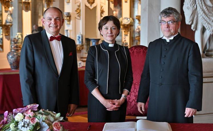 From left: Lord Mayor of Gotha, Knut Kreuch, LWF General Secretary Anne Burghardt and Leading Bishop of the Evangelical Church in Central Germany Friedrich Kramer on the occasion of the award of "Der Friedenstein" prize to Anne Burghardt. Photo: Lutz Ebhardt