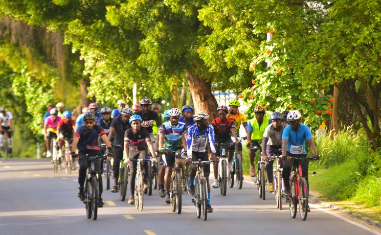 Maro Maua and his supporters cycling through Mombasa during the “Fit for climate justice” campaign. Photos: Bay Gene