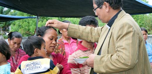 HKI Bishop Langsung M. Sitorus meets with Pandumaan villagers in North Sumatra. Photo: HKPB/Fernando Sihotang