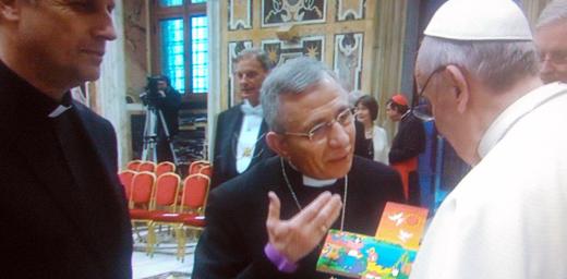 LWF President Bishop Dr Munib A. Younan presents Pope Francis with a Salvadoran cross during a March 2013 audience.