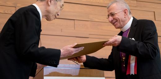 Holy Land Lutheran Bishop Dr Munib A. Younan accepts the 34th Niwano Peace Prize from Rev. Nichiko Niwano, Honorary President of the Niwano Peace Foundation, during a ceremony on 27 July in Tokyo, Japan. Photo: ELCJHL/Ben Gray