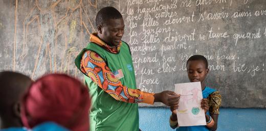Painter and consulting artist Dogari Samson teaches children how to make drawings as a way to share messages of peace. All photos: LWF/Albin Hillert