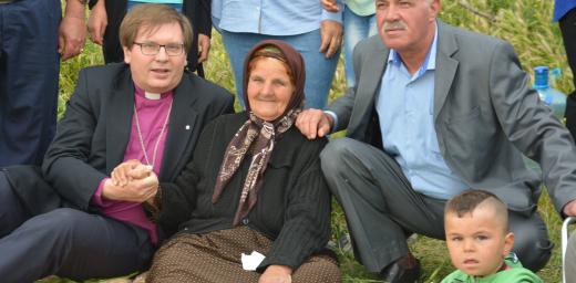 Bishop Dr Tamas Fabiny, Northern Diocese of the Evangelical Lutheran Church in Hungary sits with displaced people in northern Iraq. Photo: ELCH Northern Diocese