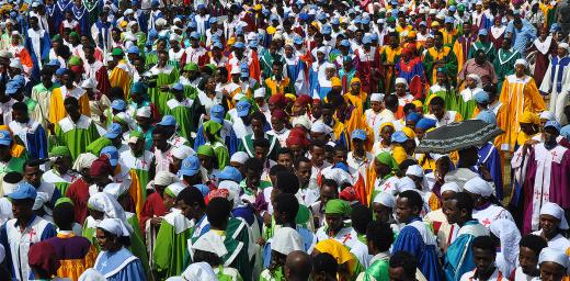 Large colorful choir crowd singing and dancing at the 500 years commemoration anniversary in Ethiopia. Photo: Tsion Alemayehu