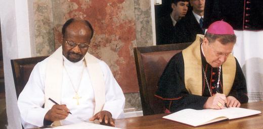 From left: The Rev. Dr Ishmael Noko and Bishop Dr Walter Kasper signing the Joint Declaration on the Doctrine of Justification (JDDJ). Photo: LWF/K. Wieckhorst