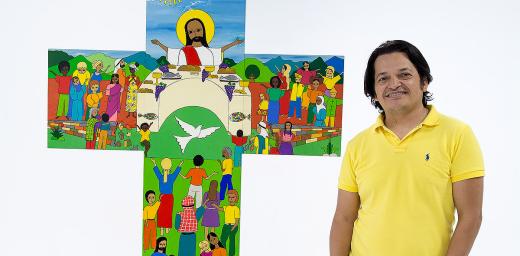 Artist Christian ChavarrÃ­a Ayala with the cross created for the Joint commemoration. Photo: LWF 