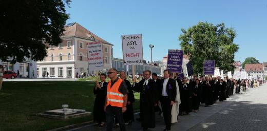 Around 400 people, including 50 pastors, participated in a silent march in support of Rev. Ulrich Gampert who has been fined for providing church asylum to a young Afghan refugee. Photo: Dekanat Kempten/Jutta Martin