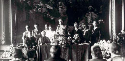 Paula MÃ¼ller-Otfried (center, standing) was the first woman to be elected to the regional synod of the Evangelical Lutheran Church of Hanover in 1921. In the political arena she stood for election to the Weimar National Assembly in 1919 and won a seat in the Reichstag in 1920. Photo commissioned by the DEF: Kasch, A.; Th. MÃ¶ller Nachf., Stralsund; AddF, Kassel, Sign.: NL-K-16, D-F1/00045.