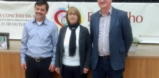 Silvia Beatrice Genz has been elected the first woman pastor president of the IECLB. She is flanked by Pastor First Vice President Odair Braun (right of picture) and Pastor Second Vice President Mauro Batista.