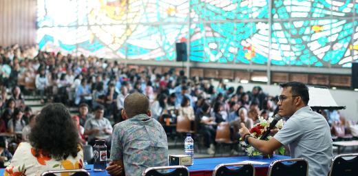 Fernando Sihotang, Human Rights and Advocacy Coordinator of the Lutheran World Federationâs National Committee in Indonesia (KNLWF), (right) moderating a panel discussion during the seminar day on climate justice in Pematangsiantar, Indonesia. All photos: Andi Purba/team 