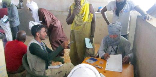 Mauritanians receiving the notification of their changed status at Mbera refugee camp. Photo: LWF Mauritania