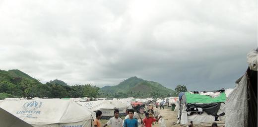 Aid agencies provide reilef in a camp for internally displaced people before the monsoon season. Many IDP camps were set-up on paddy fields which are prone to flooding in the rainy season. Photo: Evangelos Petratos EU/ECHO, CC-NC-ND (archive photo)