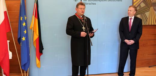 Bishop Samiec, left, receives the award recognising his efforts to improve relations between his native Poland and Germany. Photo: Evangelical Church of the Augsburg Confession in Poland 