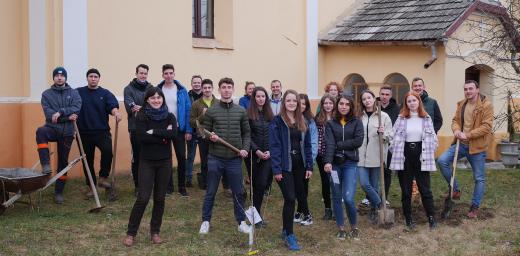 Youth of the Evangelical Lutheran Church in Romania planting saplings in the church garden of the Alszeg Church in HosszÃºfalu. Photo: EVIKE