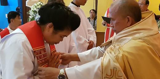 Rev. Jongkolnee Sampachanyanon Sim receives the blessing from bishop Rt. Rev. Amnuay Yodwong. Photo: LWF/ P. Lok