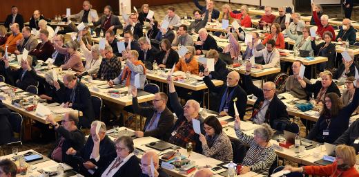 Voting during the synod meeting of the Evangelical Lutheran Church in Northern Germany. Photo: Nordkirche, Susanne Hübner