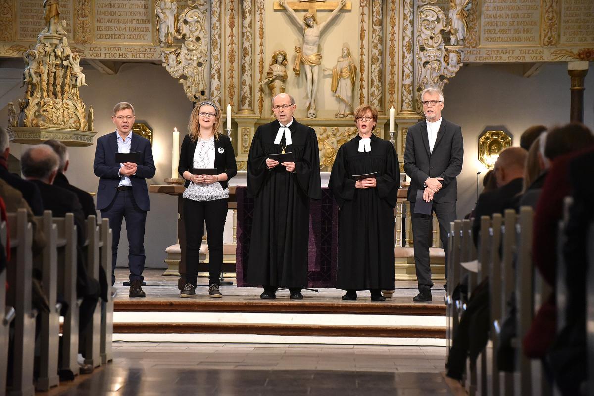 During the church service for the launch of the campaign of Bread for the World with the theme "Hunger for Justice", intercessory prayers were spoken by (from right to left) LWF General Secretary Martin Junge, the President of Bread for the World Cornelia Füllkrug Weizel, the Bishop in the region Schleswig and Holstein of the Evangelical Lutheran Church in Northern Germany Gothard Magaard, Ann Kathrein Gräning from the church district Rendsburg-Eckernförde and Heiko Naß, Director of the Schleswig-Holstein D