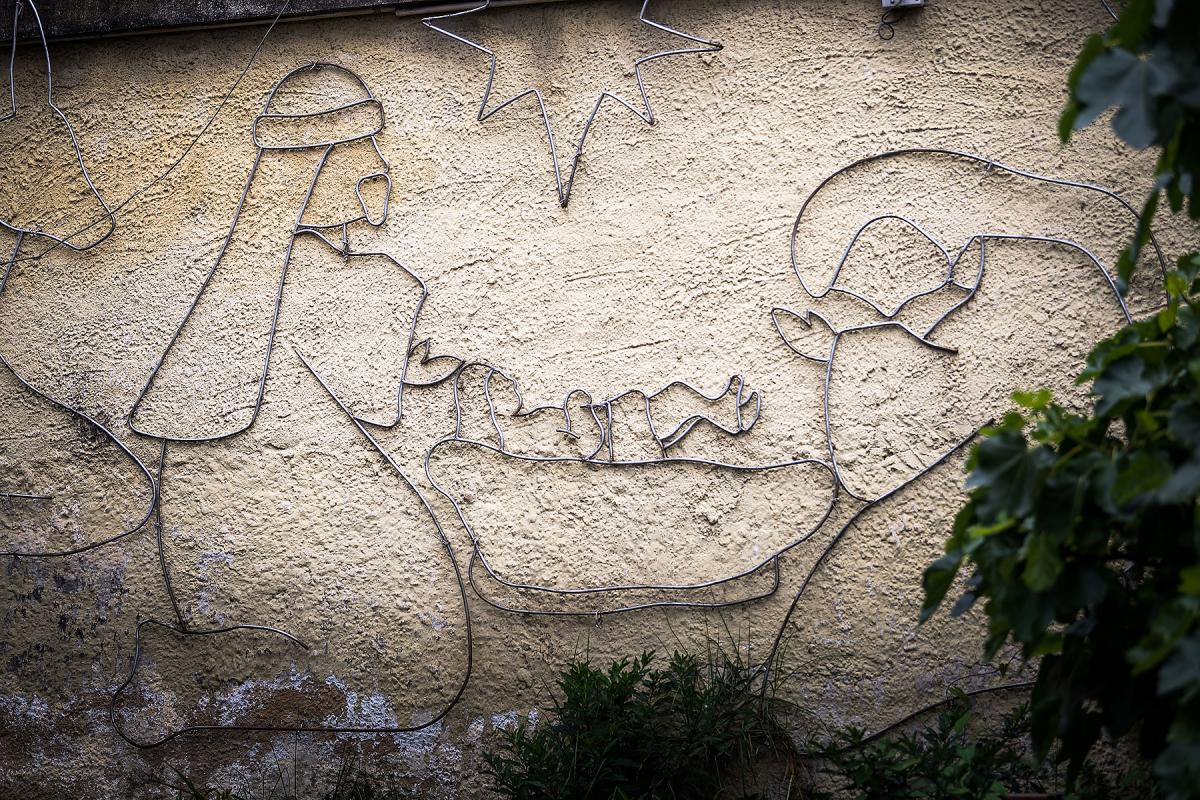 A nativity scene decorates a wall outside a church in Bogotá, Colombia. Photo: courtesy of Albin Hillert