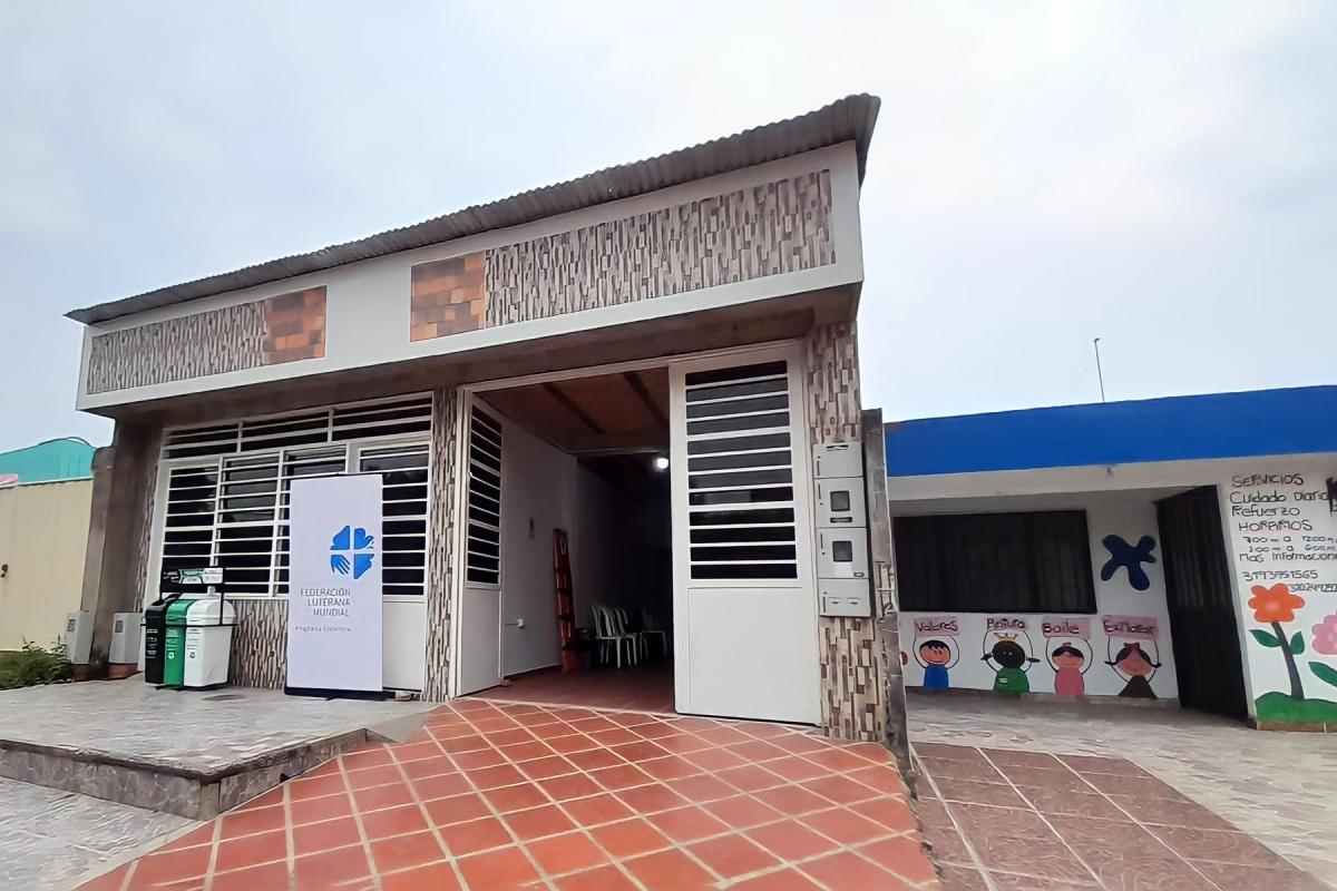 LWF’s SAFER project humanitarian support point is a welcome sight for migrants in Arauca, Colombia. The transit point works to ensure a safe migration along the routes in Eastern Colombia. Photo: LWF/D. Alvarez 
