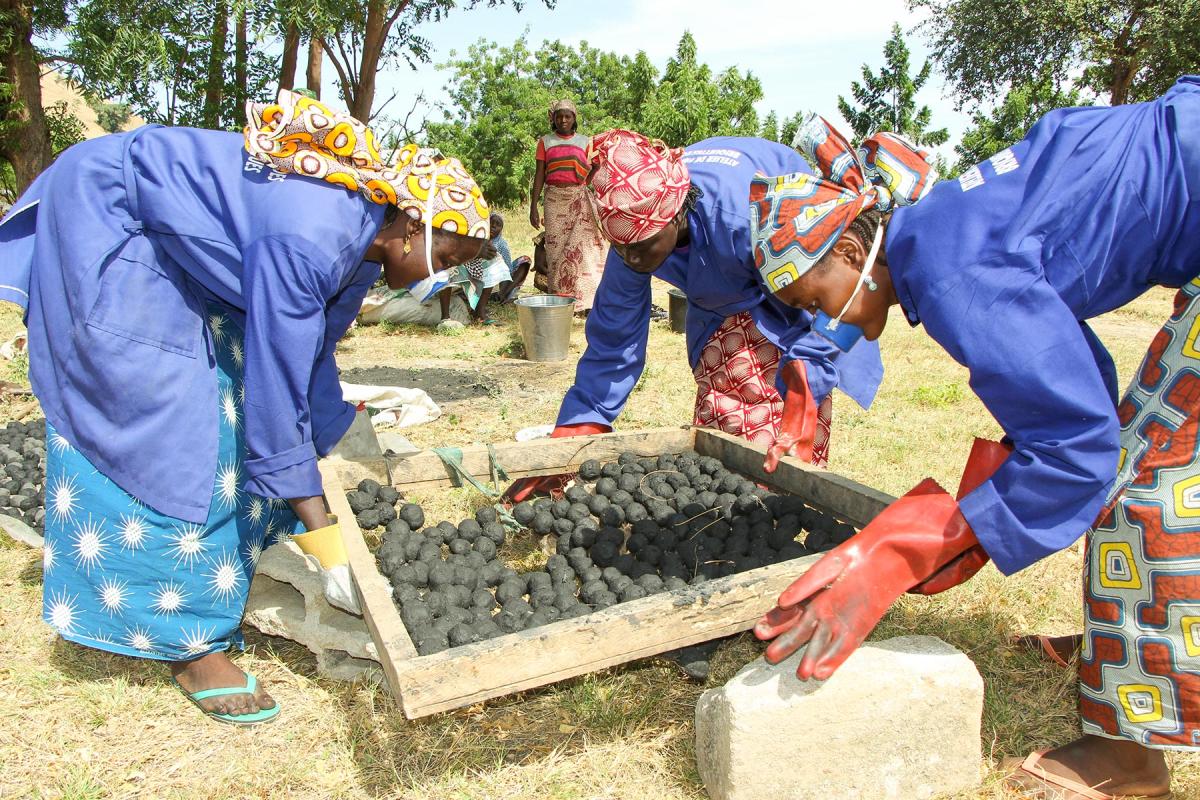 Women in Cameroon’s Minawao refugee camp making ecological charcoal. Photo: Notang TOUKAP Justin