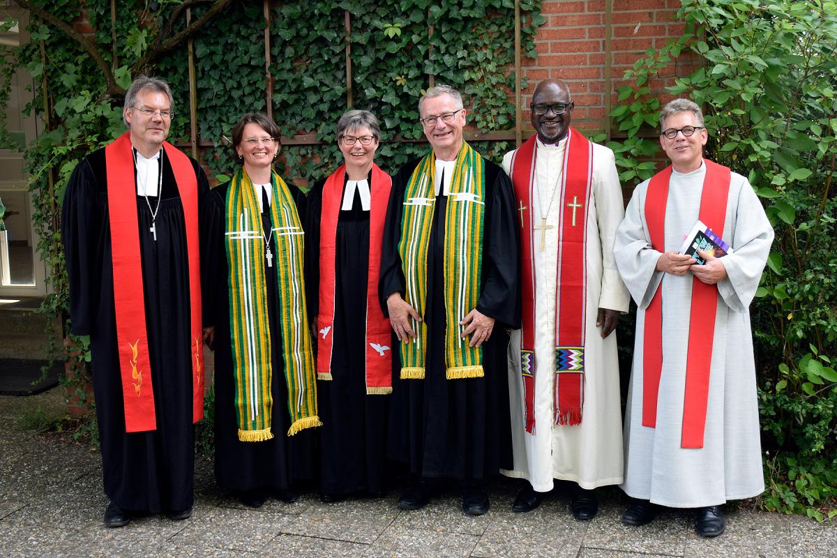 During his visit to „Mission EineWelt“ in Neuendettelsau, Germany, LWF President Panti Filibus Musa (2nd from right) also participated in the church service together with the center's directors (from left) Hanns und Gabriele Hoerschelmann during which Ulrike und Reinhard Hansen (Head: Mission and Intercultural Studies, Head: Africa Desk) concluded their duties with the center. Claus Heim (Regional Secretary for Tanzania and Kenya) also participated in the service. Photo: Mission EineWelt