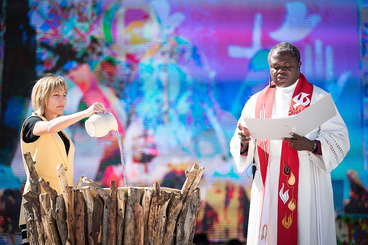 14 May 2017, Windhoek, Namibia: As Christina Jackson-Skelton, United States, pours water into the font as the words of Thanksgiving for baptism were spoken by Bishop Alex Malasusa, Tanzania. Photo: LWF/Albin Hillert