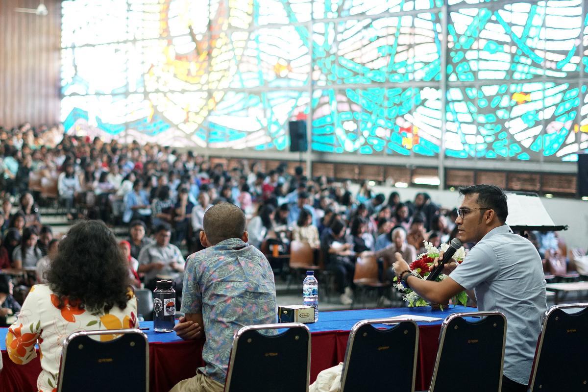 Fernando Sihotang, Human Rights and Advocacy Coordinator of the Lutheran World Federation’s National Committee in Indonesia (KNLWF), (right) moderating a panel discussion during the seminar day on climate justice in Pematangsiantar, Indonesia. All photos: Andi Purba/team 