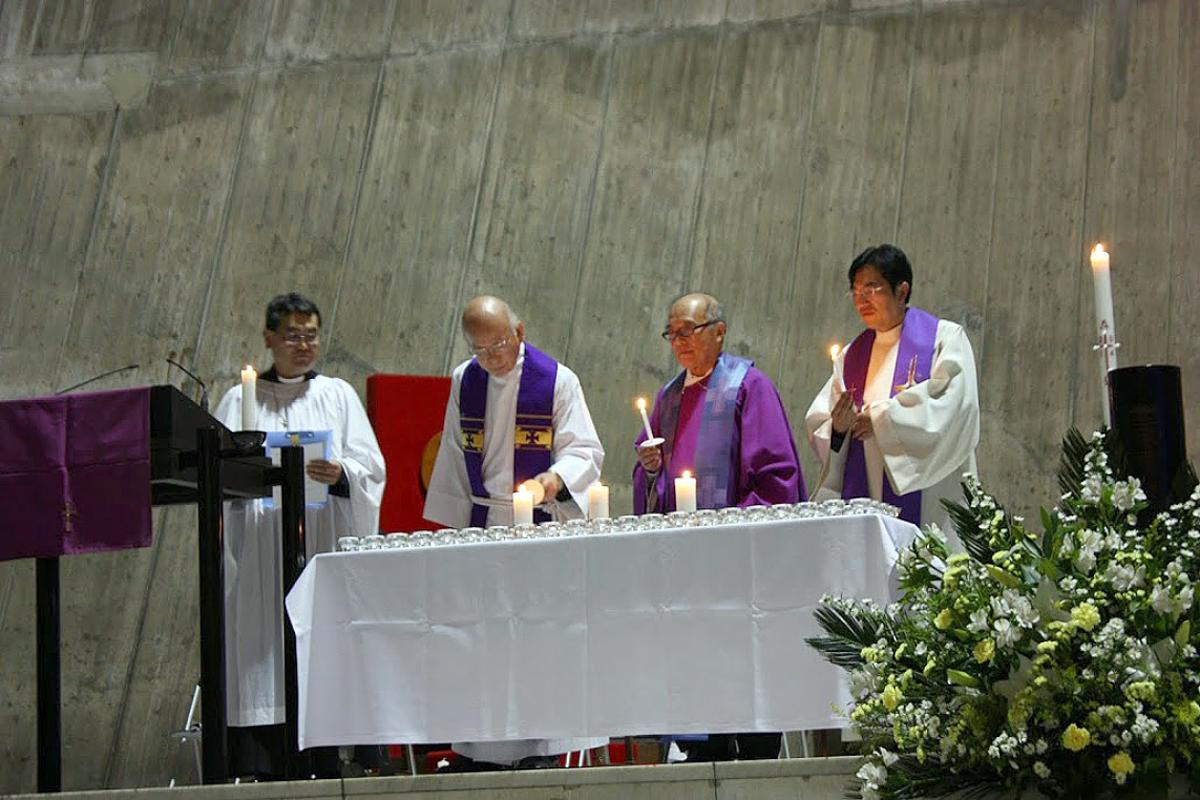 Prof. H. Augustine Suzuki (second left) lights a candle at St Mary’s Cathedral in Tokyo, where Anglicans, Catholics and Lutherans held the first joint worship service. Photo: JELC
