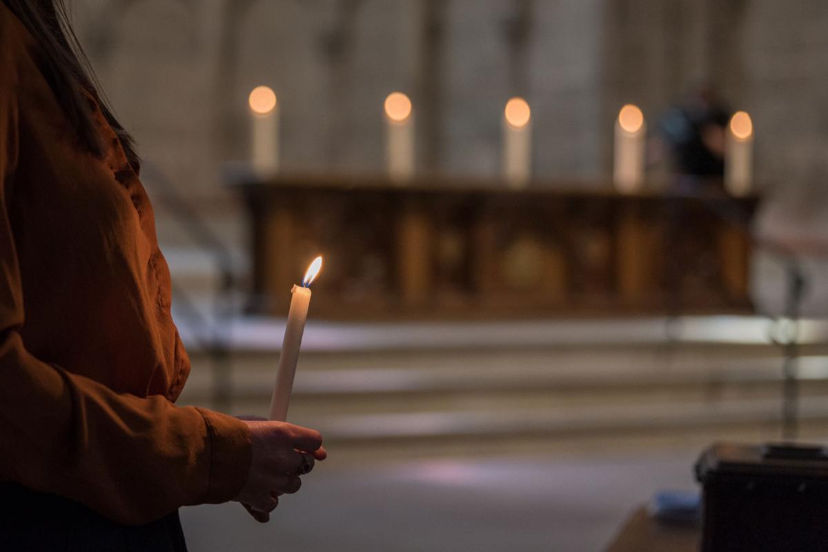 Emma van Dorp lit five symbolic candles on the altar, as the church leaders affirmed the “wish to make more visible our common witness in worship and service, on our journey together towards visible unity.” Photo: LWF/Albin Hillert