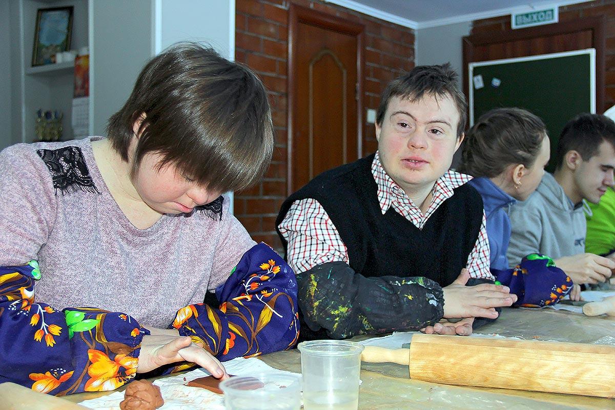 Young people with disabilities receive support and therapy, such as painting lessons, by a small Lutheran congregation in Tolyatti, Russia. Photo: Marcus Mockler, epd -Bild