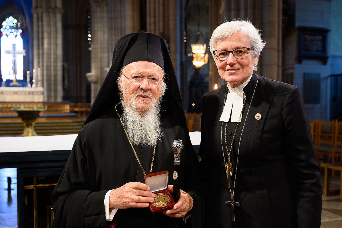 The Ecumenical Patriarch Bartholomeus I, leader of the Eastern Orthodox Christians in the world, was awarded the plaque of St. Eric's by Archbishop Antje Jackelén. Photo: Magnus Aronson /Ikon 