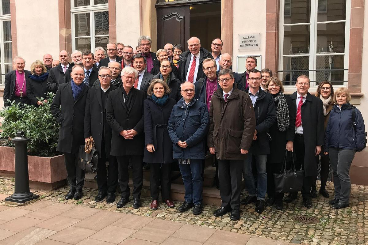 Members of the VELKD Bishops' Conference, ecumenical guests and staff of the Institute for Ecumenical Research in Strasbourg. Photo: VELKD